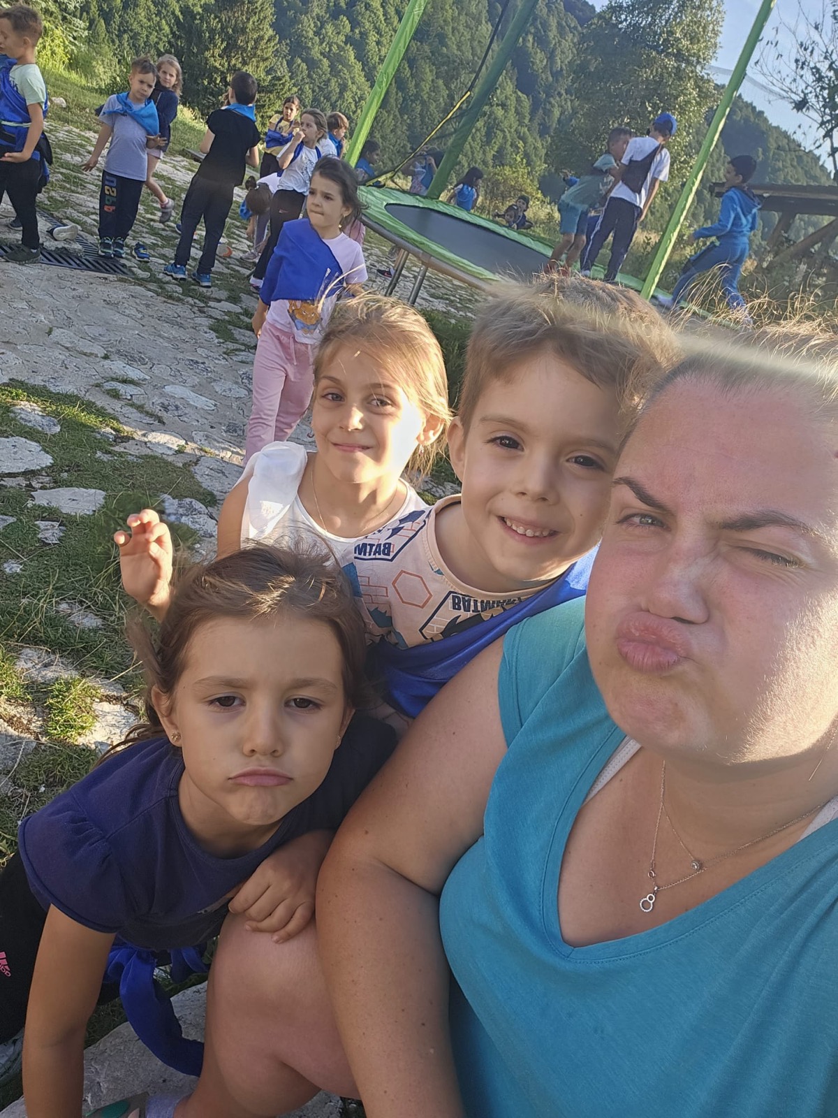 Copii și instructor în natură