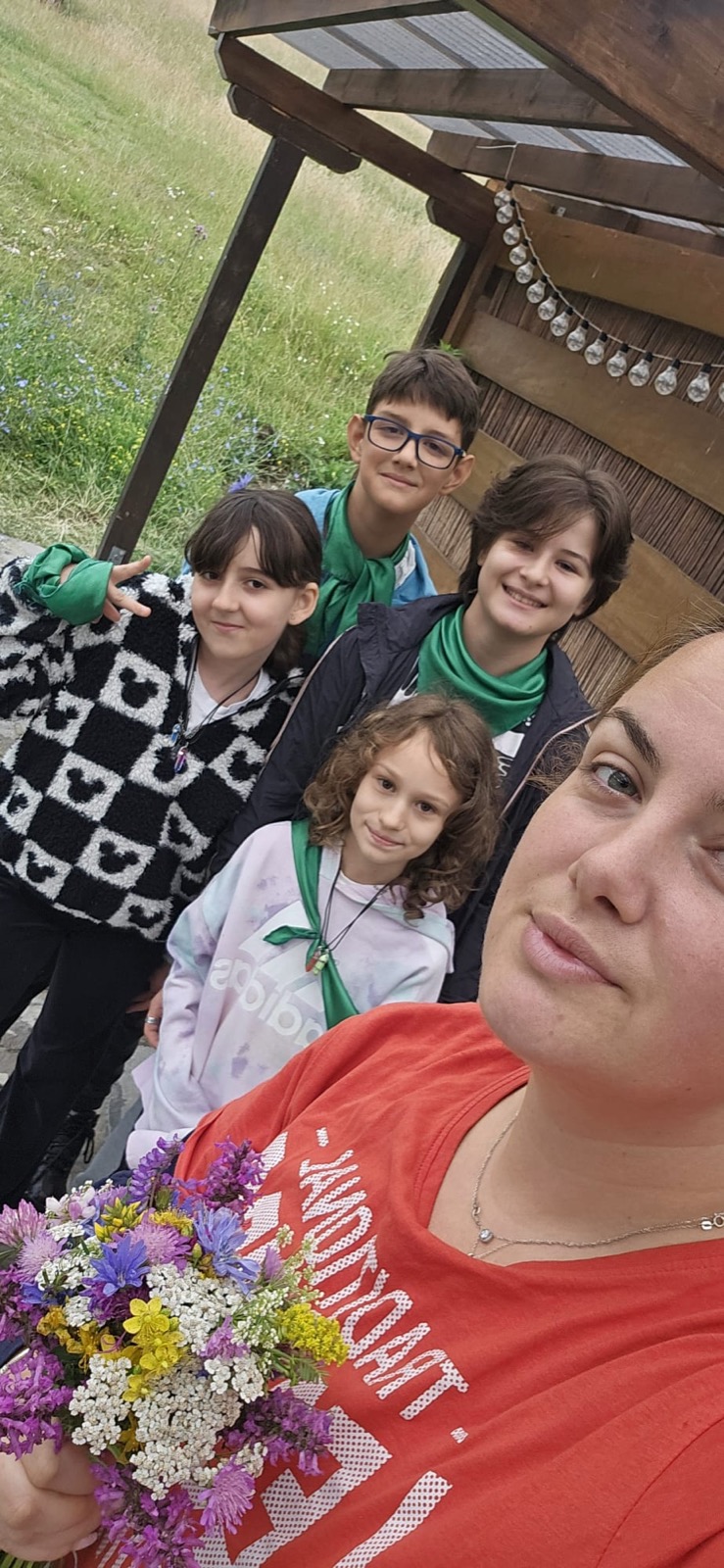 Prieteni și instructor în tabără
