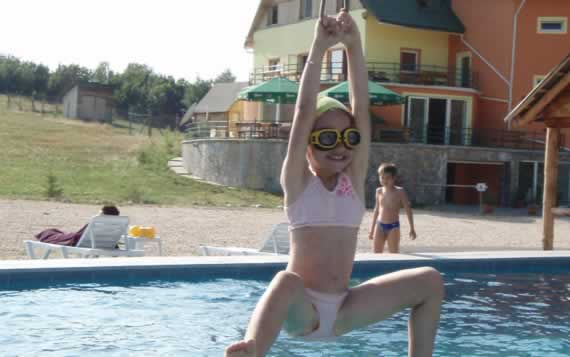 Tiroliana la piscină